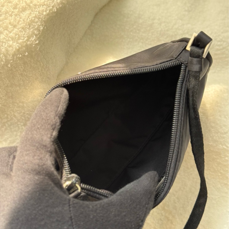 Prada黑色尼龍手提腋下包-9