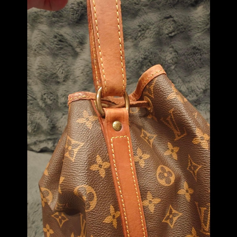 特價出清,絕版LV老花大型水桶包,男女可背,正常水漬痕跡
如照片所示
植絨革變深色蜜蠟色
復古風格
售出不退,除非認定是假包,狀況如照片所示,完美主義者請勿下單,謝謝KO mo-3