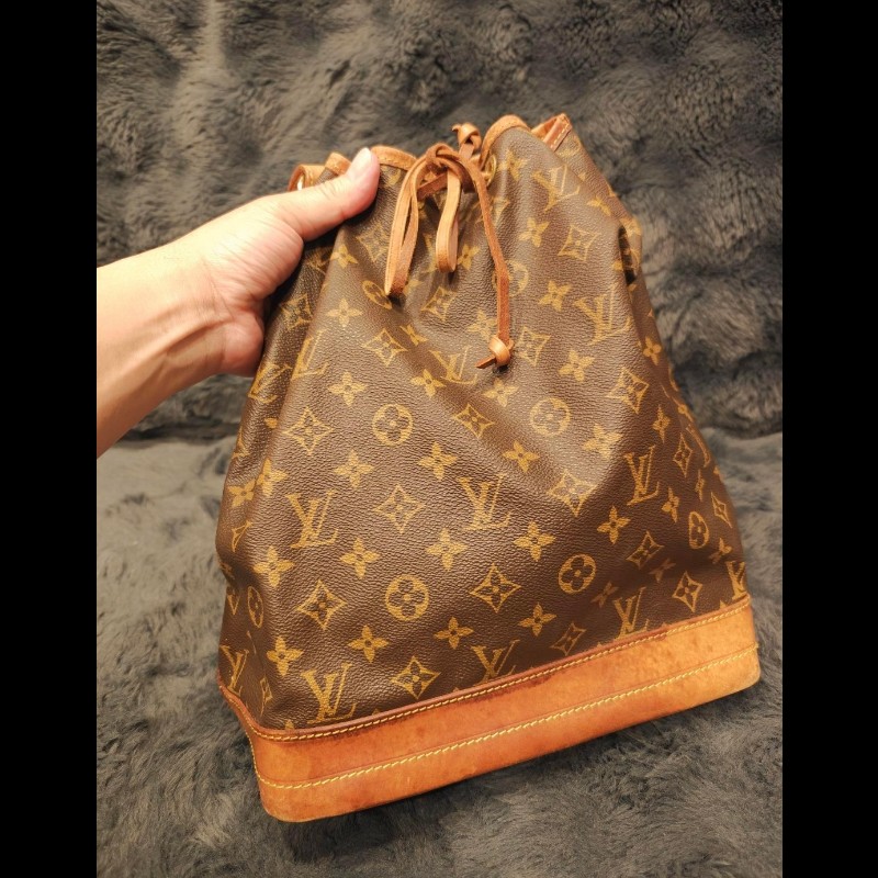 特價出清,絕版LV老花大型水桶包,男女可背,正常水漬痕跡
如照片所示
植絨革變深色蜜蠟色
復古風格
售出不退,除非認定是假包,狀況如照片所示,完美主義者請勿下單,謝謝KO mo-5