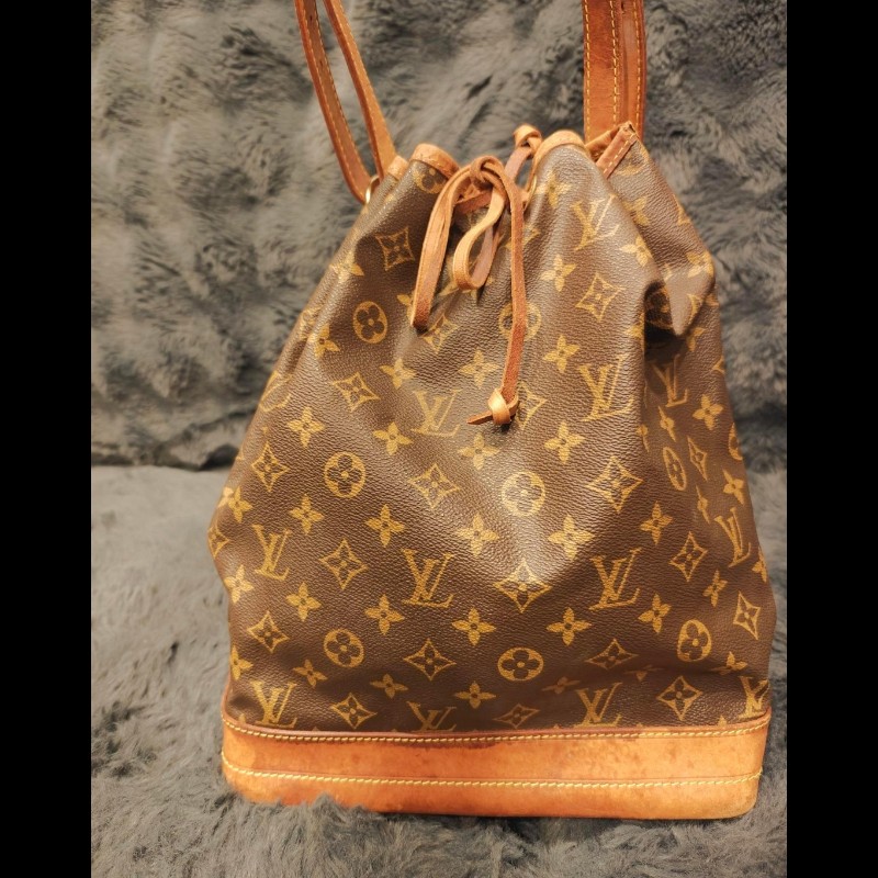 特價出清,絕版LV老花大型水桶包,男女可背,正常水漬痕跡
如照片所示
植絨革變深色蜜蠟色
復古風格
售出不退,除非認定是假包,狀況如照片所示,完美主義者請勿下單,謝謝KO mo-6