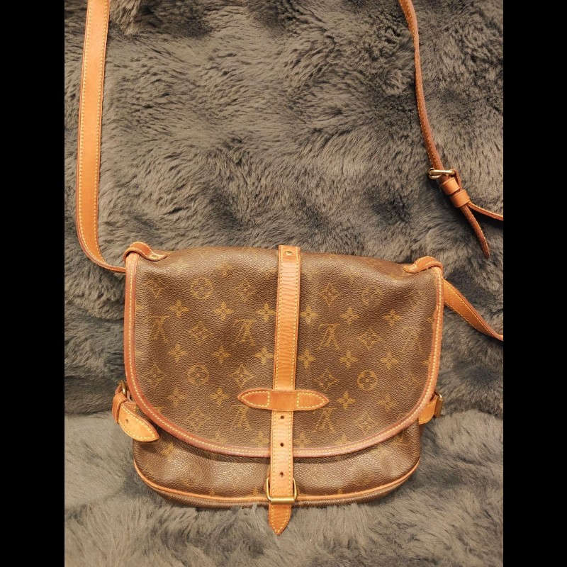 年底特價出清日本帶回LV小型馬鞍包包，正常使用痕跡，男女適用，售出不退，除非認定是假包，狀況如照片所示，完美主義者請勿下單，謝謝-0