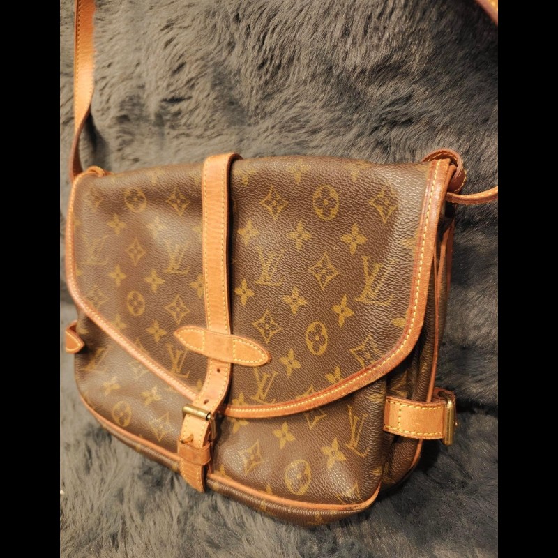 年底特價出清日本帶回LV小型馬鞍包包，正常使用痕跡，男女適用，售出不退，除非認定是假包，狀況如照片所示，完美主義者請勿下單，謝謝-1