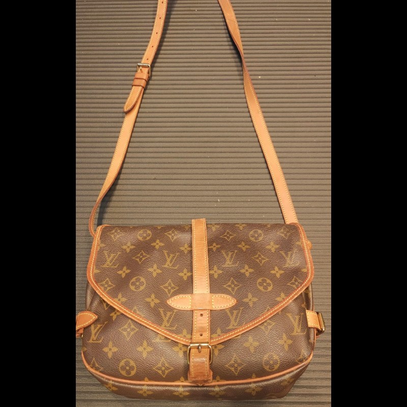 年底特價出清日本帶回LV小型馬鞍包包，正常使用痕跡，男女適用，售出不退，除非認定是假包，狀況如照片所示，完美主義者請勿下單，謝謝-7