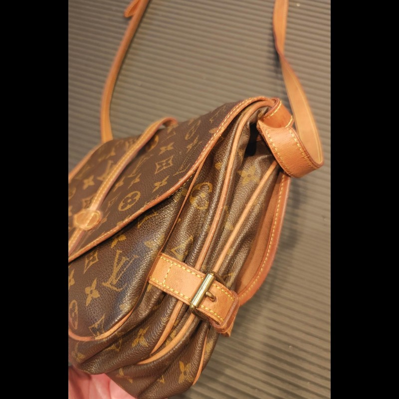 年底特價出清日本帶回LV小型馬鞍包包，正常使用痕跡，男女適用，售出不退，除非認定是假包，狀況如照片所示，完美主義者請勿下單，謝謝-19