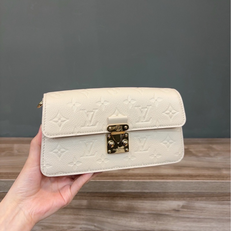 【99新 ✨ 全網最低價!】LV Monogram 白雪公主 幾乎全新荔枝皮郵差包 不易磨損掛花Chanel CF最強平替(下單前先詢問庫存❗️)-3