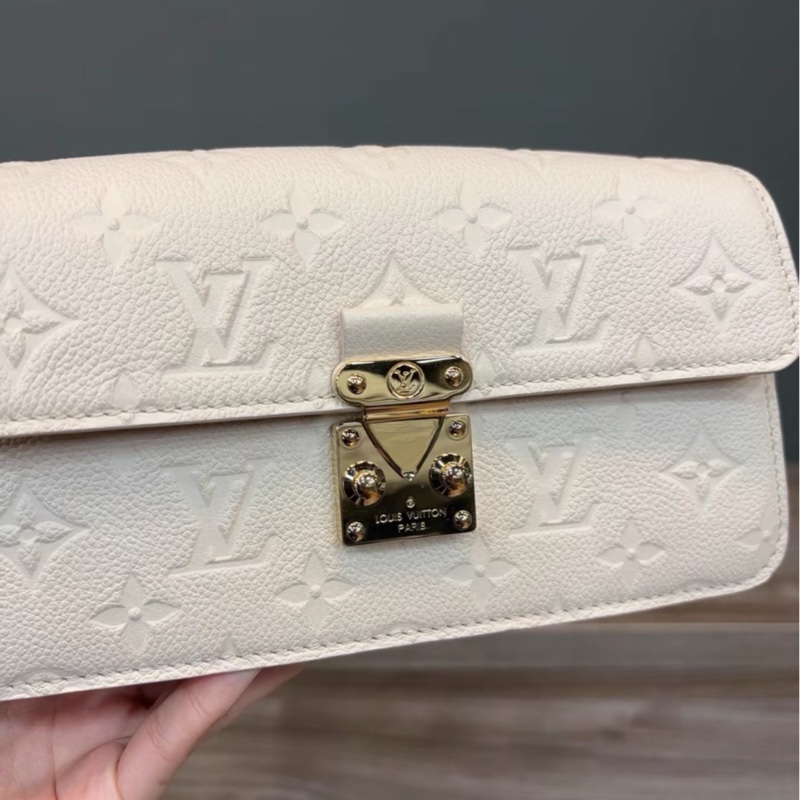 【99新 ✨ 全網最低價!】LV Monogram 白雪公主 幾乎全新荔枝皮郵差包 不易磨損掛花Chanel CF最強平替(下單前先詢問庫存❗️)-4