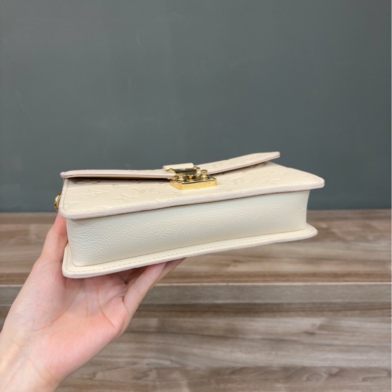 【99新 ✨ 全網最低價!】LV Monogram 白雪公主 幾乎全新荔枝皮郵差包 不易磨損掛花Chanel CF最強平替(下單前先詢問庫存❗️)-5