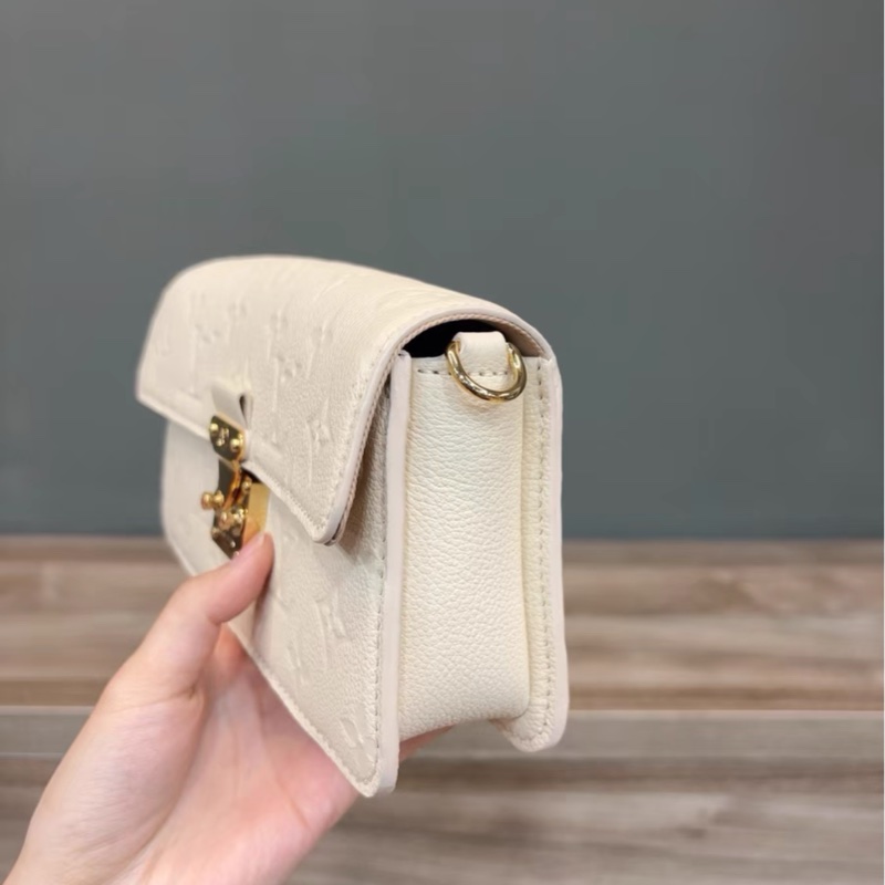 【99新 ✨ 全網最低價!】LV Monogram 白雪公主 幾乎全新荔枝皮郵差包 不易磨損掛花Chanel CF最強平替(下單前先詢問庫存❗️)-7