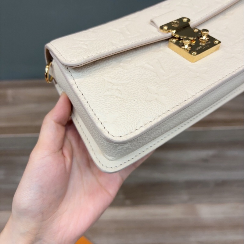 【99新 ✨ 全網最低價!】LV Monogram 白雪公主 幾乎全新荔枝皮郵差包 不易磨損掛花Chanel CF最強平替(下單前先詢問庫存❗️)-8