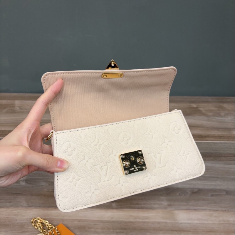 【99新 ✨ 全網最低價!】LV Monogram 白雪公主 幾乎全新荔枝皮郵差包 不易磨損掛花Chanel CF最強平替(下單前先詢問庫存❗️)-9