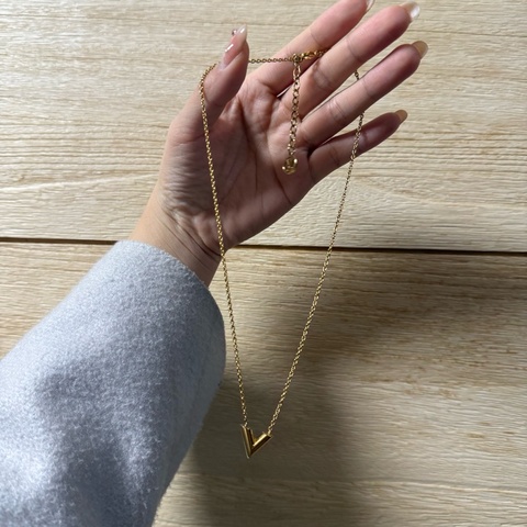 LV Louis Vuitton Essential V 經典金色項鍊 專櫃購入 成色極美