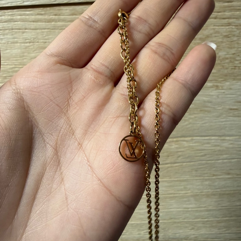 LV Louis Vuitton Essential V 經典金色項鍊 專櫃購入 成色極美-1