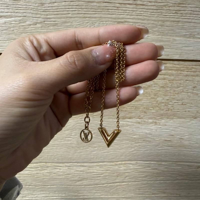 LV Louis Vuitton Essential V 經典金色項鍊 專櫃購入 成色極美-2