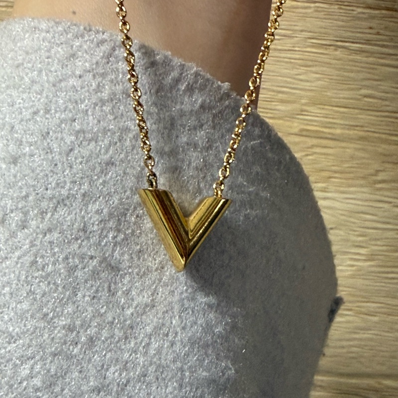 LV Louis Vuitton Essential V 經典金色項鍊 專櫃購入 成色極美-3