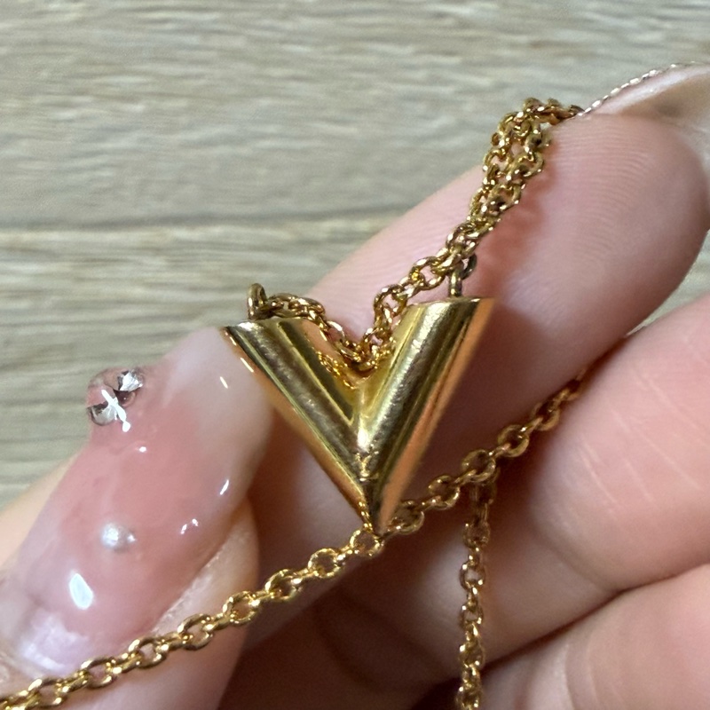 LV Louis Vuitton Essential V 經典金色項鍊 專櫃購入 成色極美-4