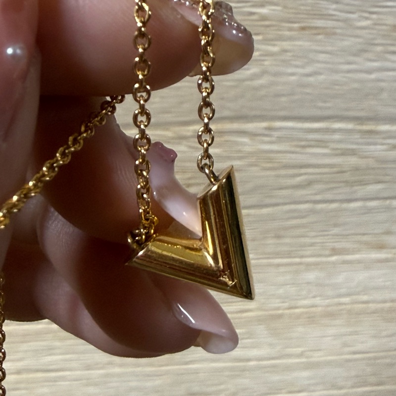 LV Louis Vuitton Essential V 經典金色項鍊 專櫃購入 成色極美-6