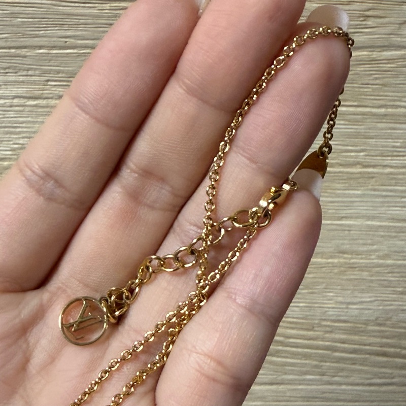 LV Louis Vuitton Essential V 經典金色項鍊 專櫃購入 成色極美-8