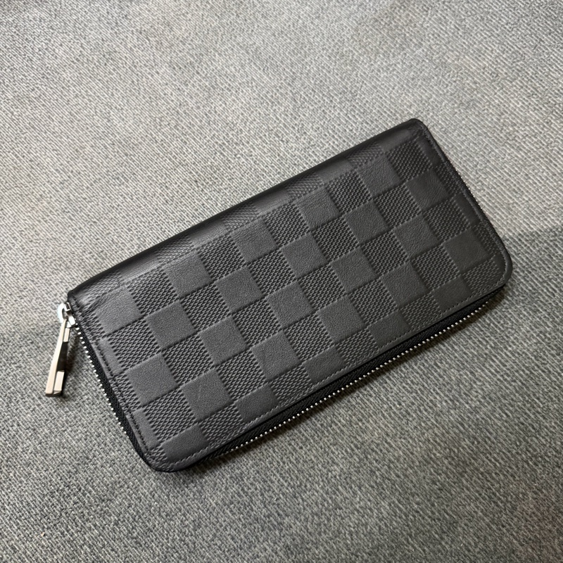 Lv黑棋盤格壓紋拉鍊長夾-0