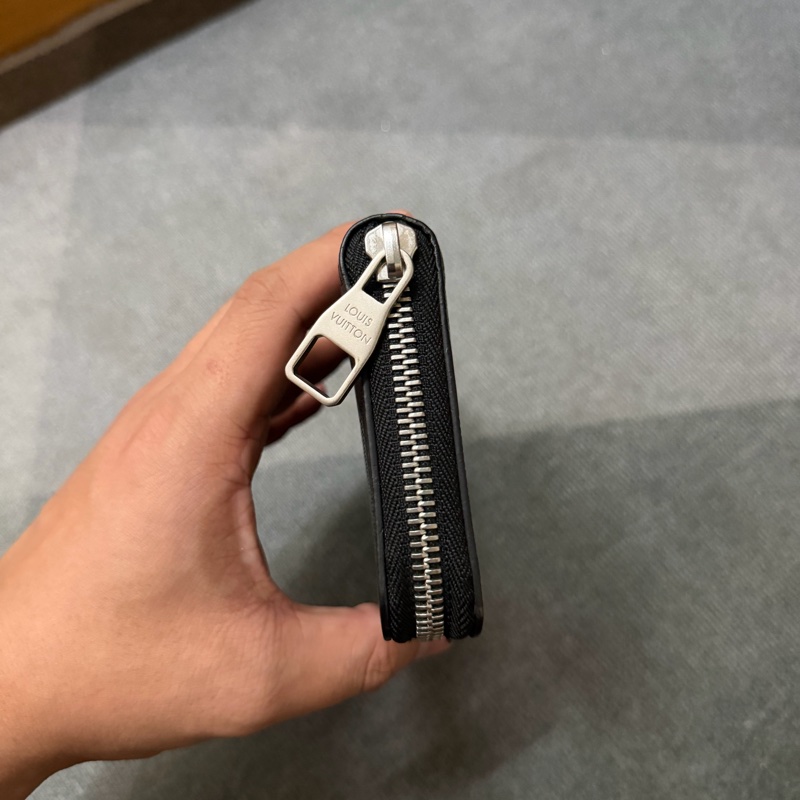 Lv黑棋盤格壓紋拉鍊長夾-2