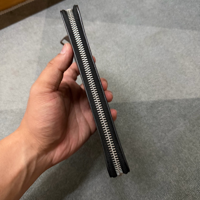 Lv黑棋盤格壓紋拉鍊長夾-3