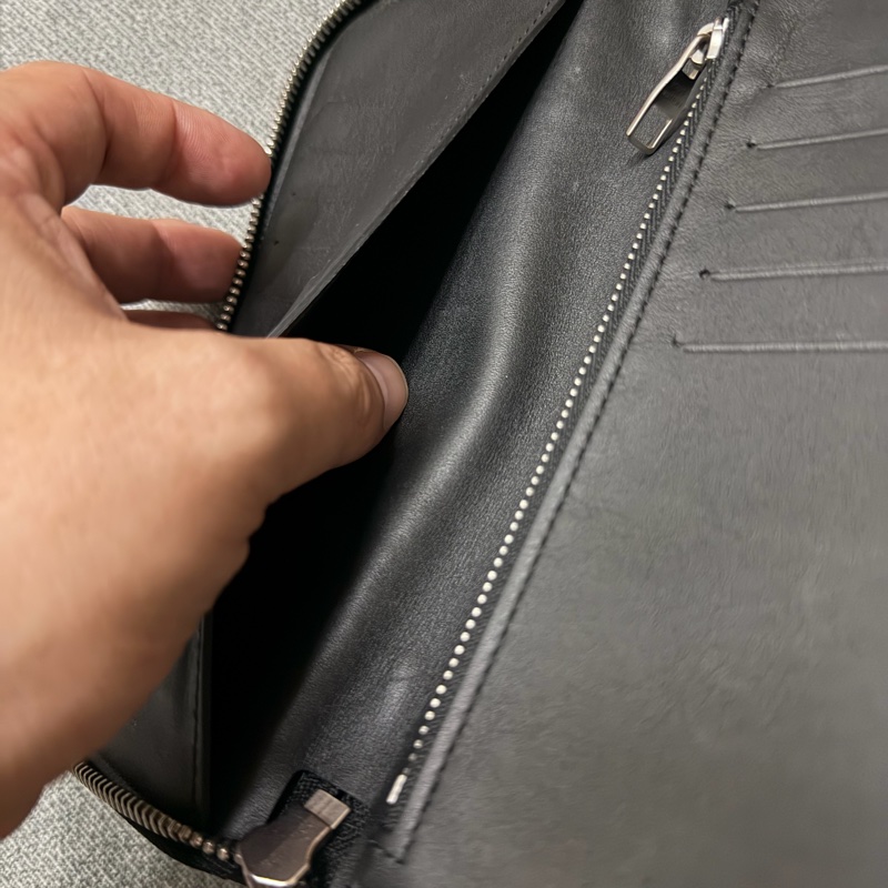 Lv黑棋盤格壓紋拉鍊長夾-6