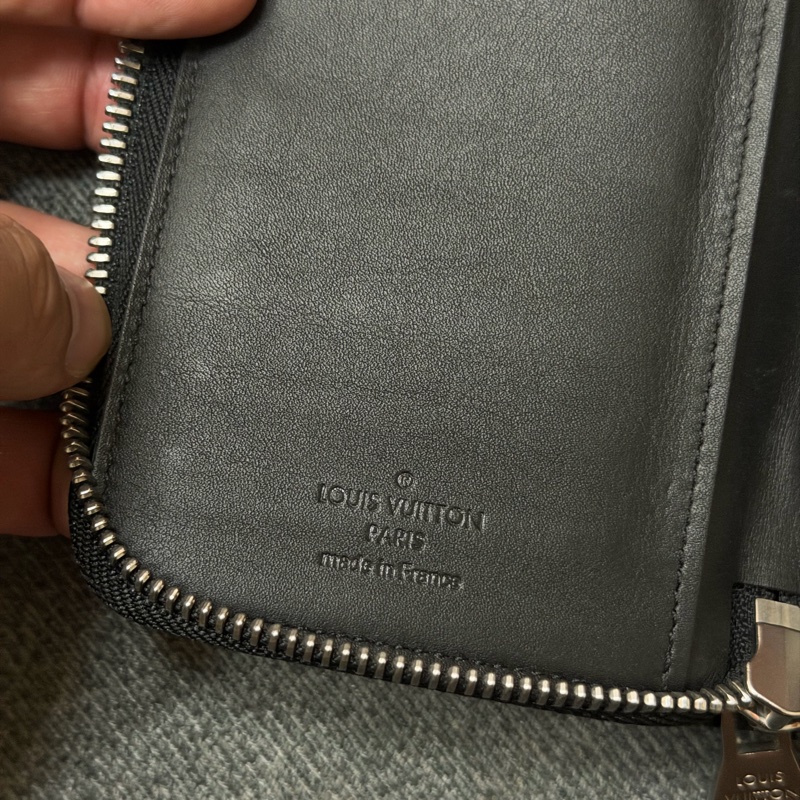 Lv黑棋盤格壓紋拉鍊長夾-8