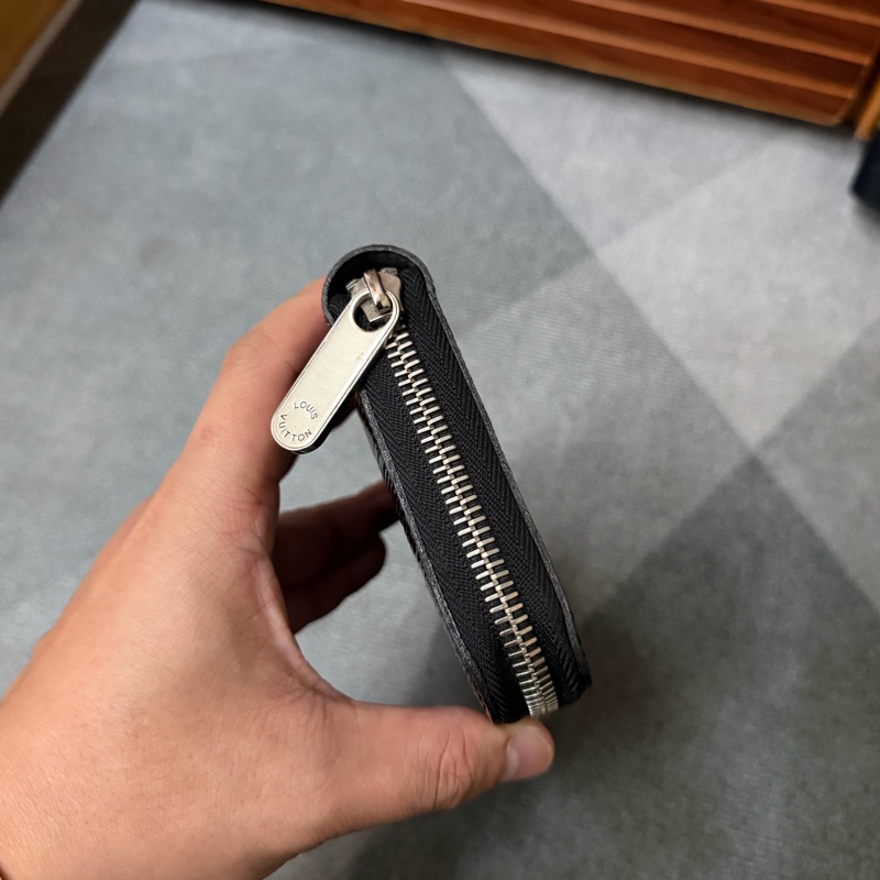 Lv水波紋拉鍊長夾（M60072）-2