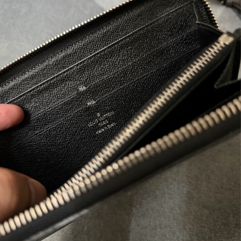 Lv水波紋拉鍊長夾（M60072）-7