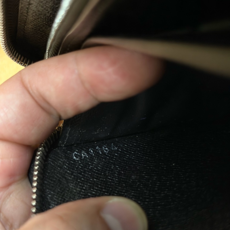 Lv水波紋拉鍊長夾（M60072）-8