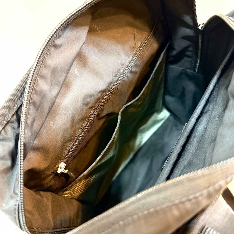 agnès b. 防潑水尼龍 輕量後背包 電腦包 多格層 通勤 旅行 男女適用 agnesb 小b-4