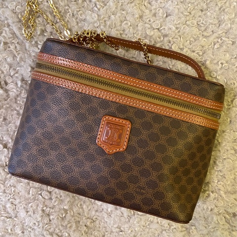 稀有老款 老花 celine❤️ 美 斜背包 化妝包 設計成斜背  附件贈品：斜背鏈帶贈一條