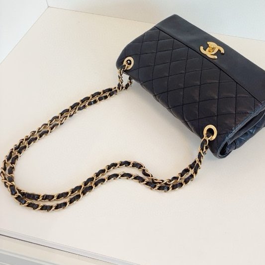 香奈兒/Chanel 黑金油臘皮拼光麵牛皮 季節CF中號 雙鏈條口蓋包-10