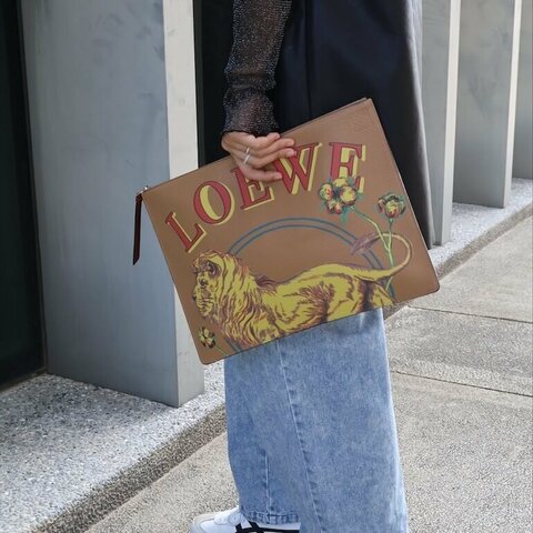 𝐋𝐨𝐞𝐰𝐞荔枝牛皮獅紋圖騰筆電包