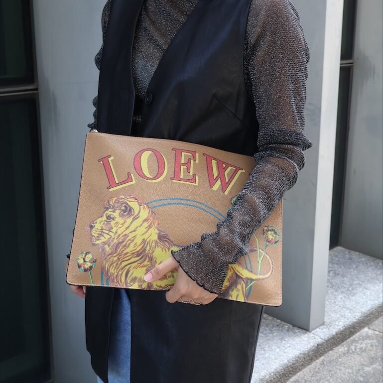 𝐋𝐨𝐞𝐰𝐞荔枝牛皮獅紋圖騰筆電包-1