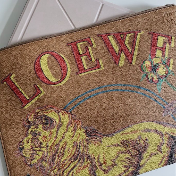 𝐋𝐨𝐞𝐰𝐞荔枝牛皮獅紋圖騰筆電包-2