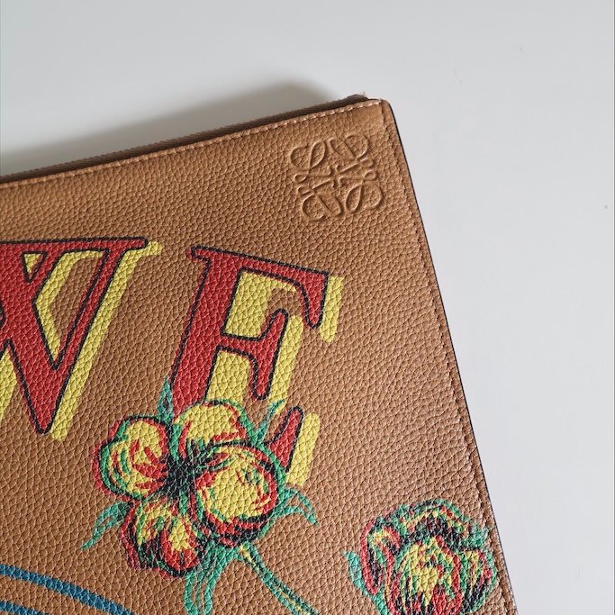 𝐋𝐨𝐞𝐰𝐞荔枝牛皮獅紋圖騰筆電包-3