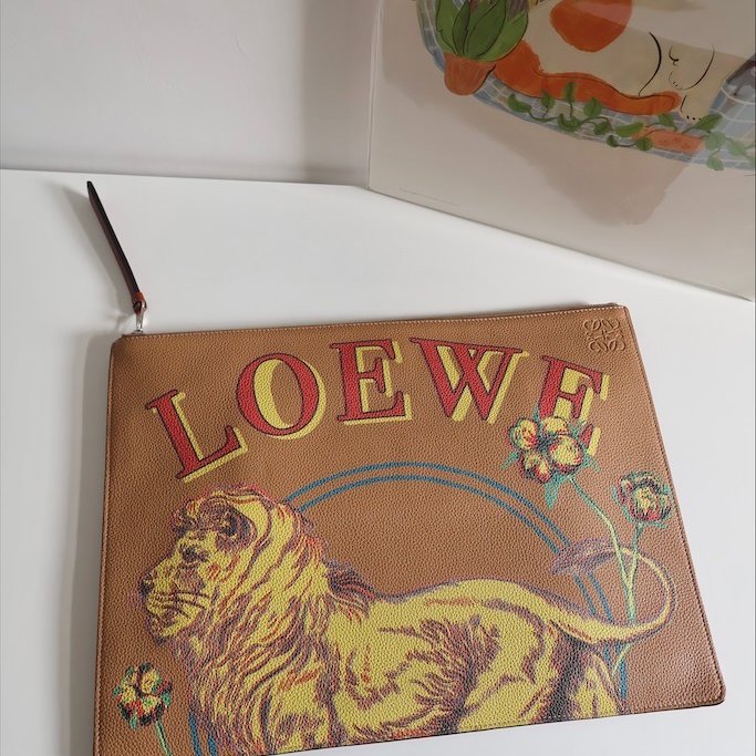 𝐋𝐨𝐞𝐰𝐞荔枝牛皮獅紋圖騰筆電包-5