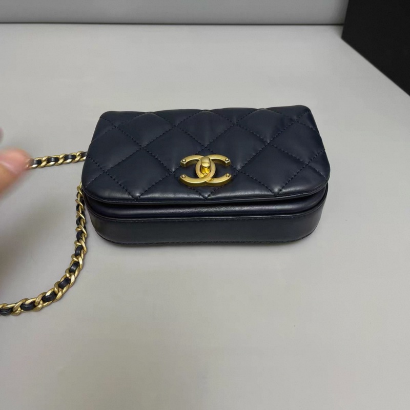 Chanel香奈兒 深藍色牛皮菱格金扣豆腐包-0