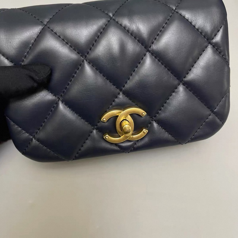 Chanel香奈兒 深藍色牛皮菱格金扣豆腐包-3