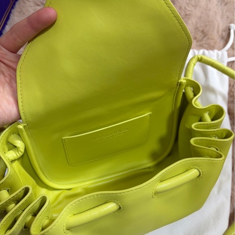 Bottega Venta小羊皮素面螢光綠側背包