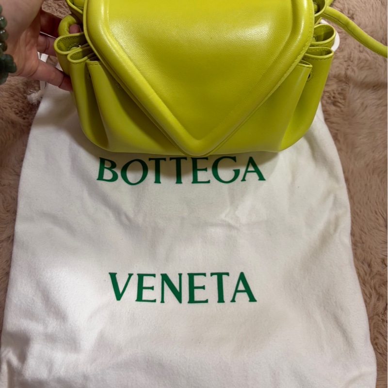 Bottega Venta小羊皮素面螢光綠側背包-1
