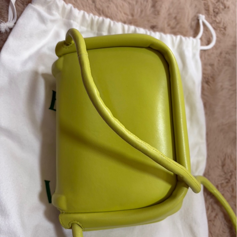 Bottega Venta小羊皮素面螢光綠側背包-3