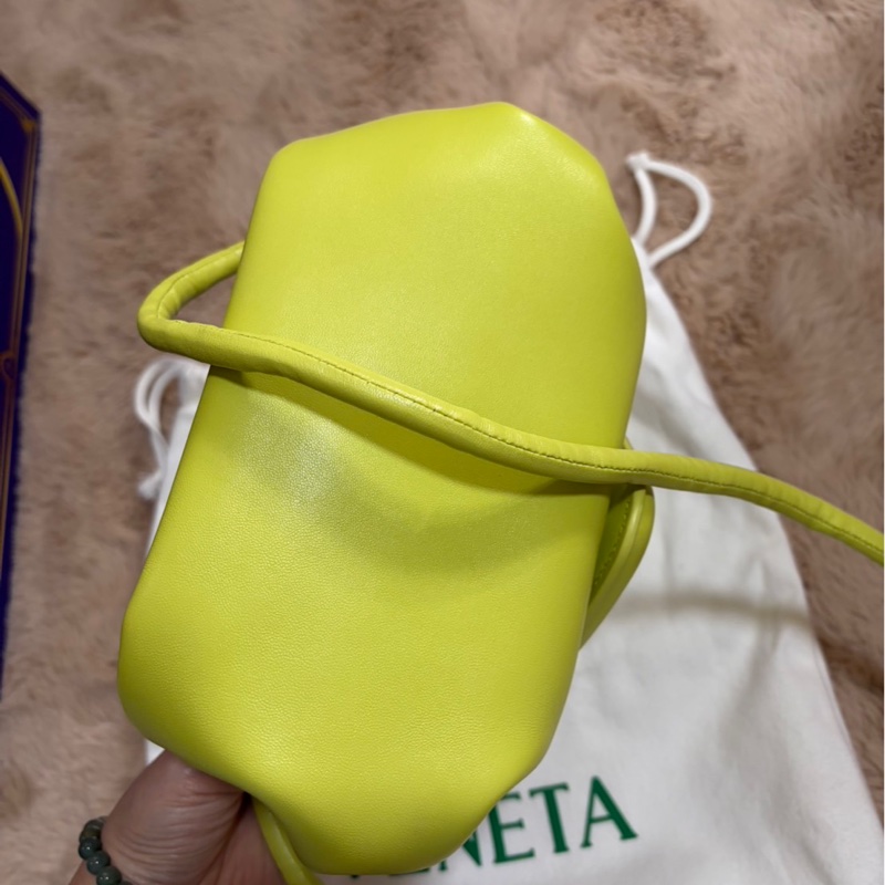 Bottega Venta小羊皮素面螢光綠側背包-5