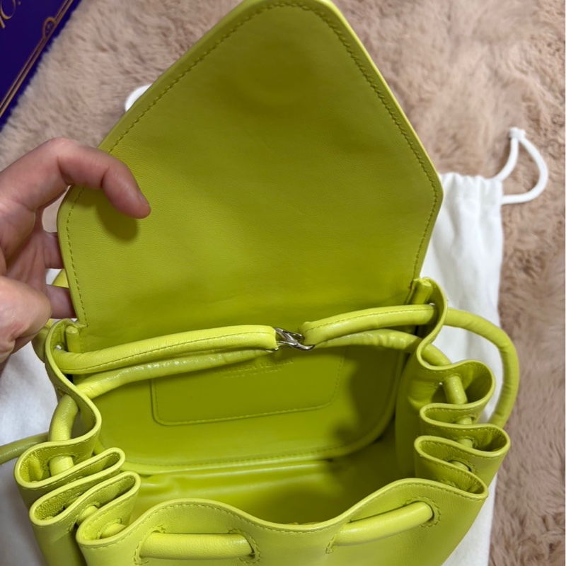 Bottega Venta小羊皮素面螢光綠側背包-12