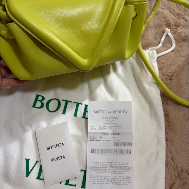 Bottega Venta小羊皮素面螢光綠側背包-17