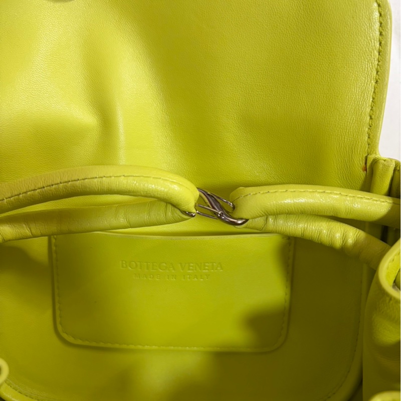 Bottega Venta小羊皮素面螢光綠側背包-22