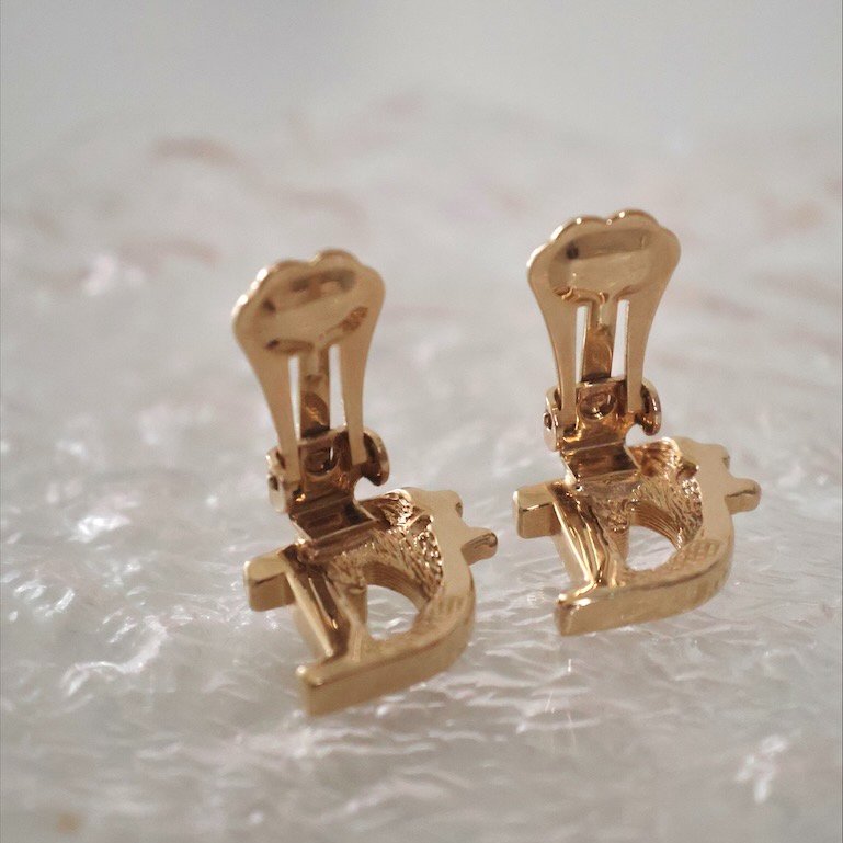 𝐃𝐢𝐨𝐫淡金水鑽字母耳夾-2