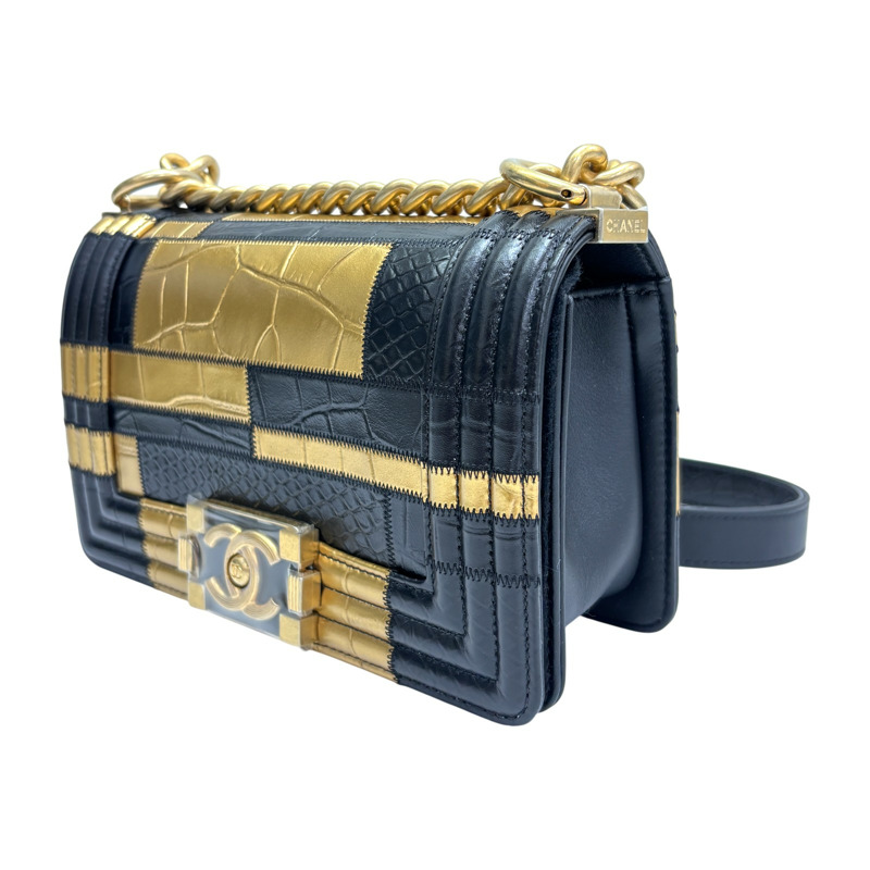 黑金 鱷魚紋小牛皮壓紋 Small Boy 肩背包【CHANEL 香奈兒】 A67085-1