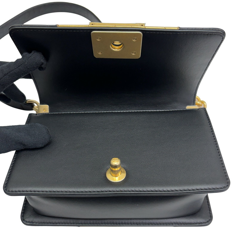 黑金 鱷魚紋小牛皮壓紋 Small Boy 肩背包【CHANEL 香奈兒】 A67085-3