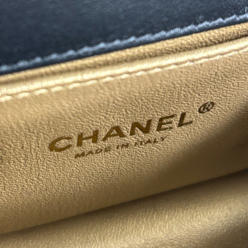 黑金 鱷魚紋小牛皮壓紋 Small Boy 肩背包【CHANEL 香奈兒】 A67085-6